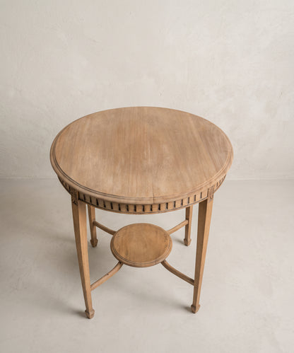 Vista superior mesa velador de nogal lavado con tapa redonda moldurada y bandeja inferior — Antique Arte y Decoración