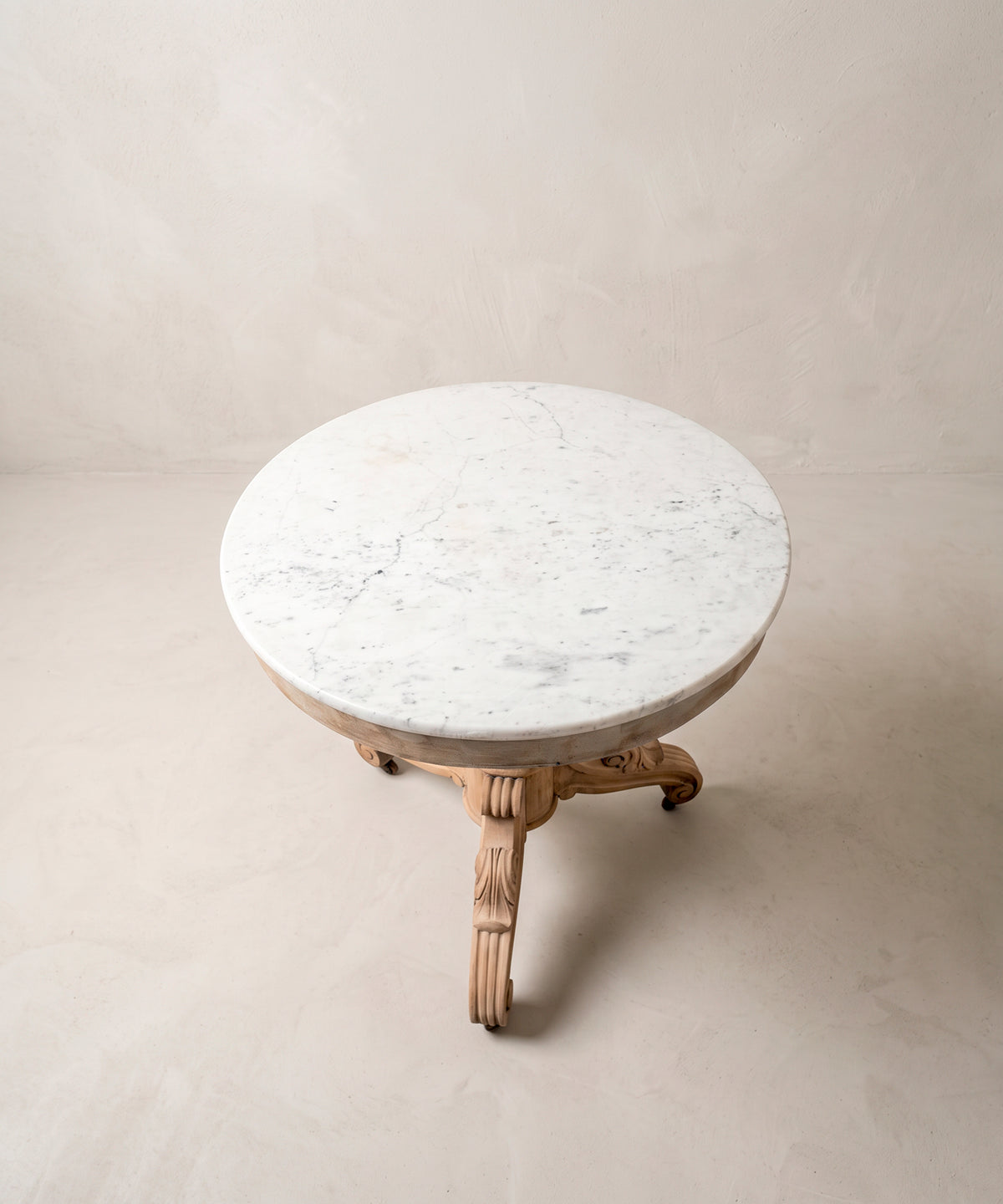 Vista superior velador con tapa redonda de mármol blanco veteado en gris — Antique Arte y Decoración