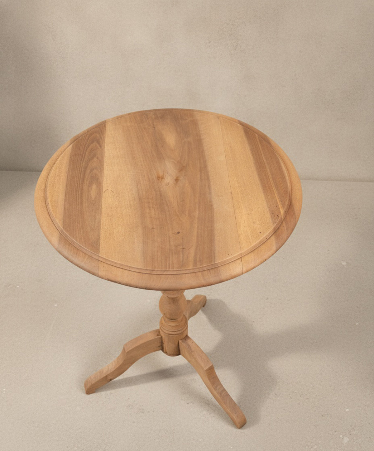 Vista superior tapa redonda de nogal con reborde moldurado y veta natural — Antique Arte y Decoración