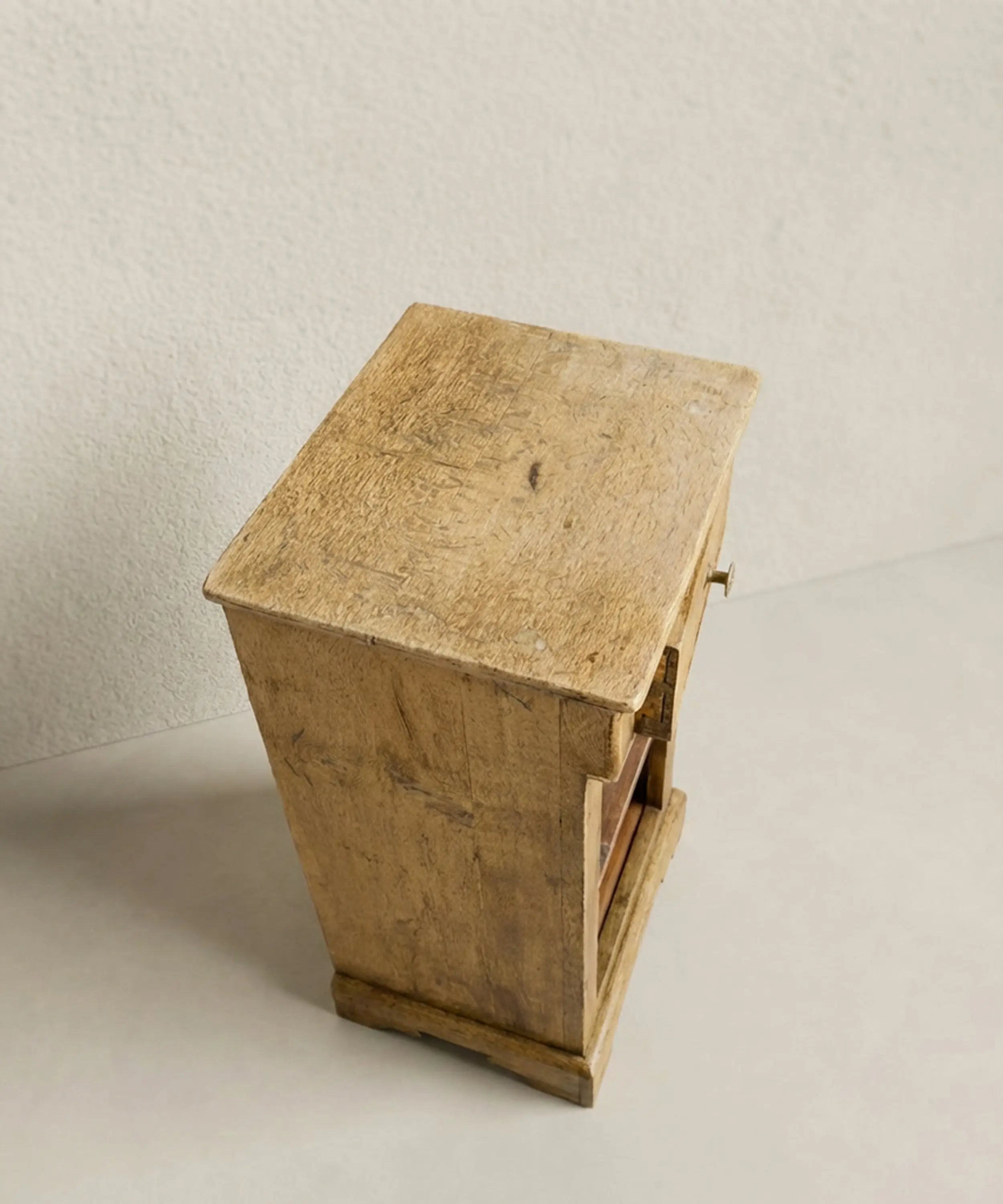 Mesita auxiliar alta de estilo rústico antiguo en madera lavada