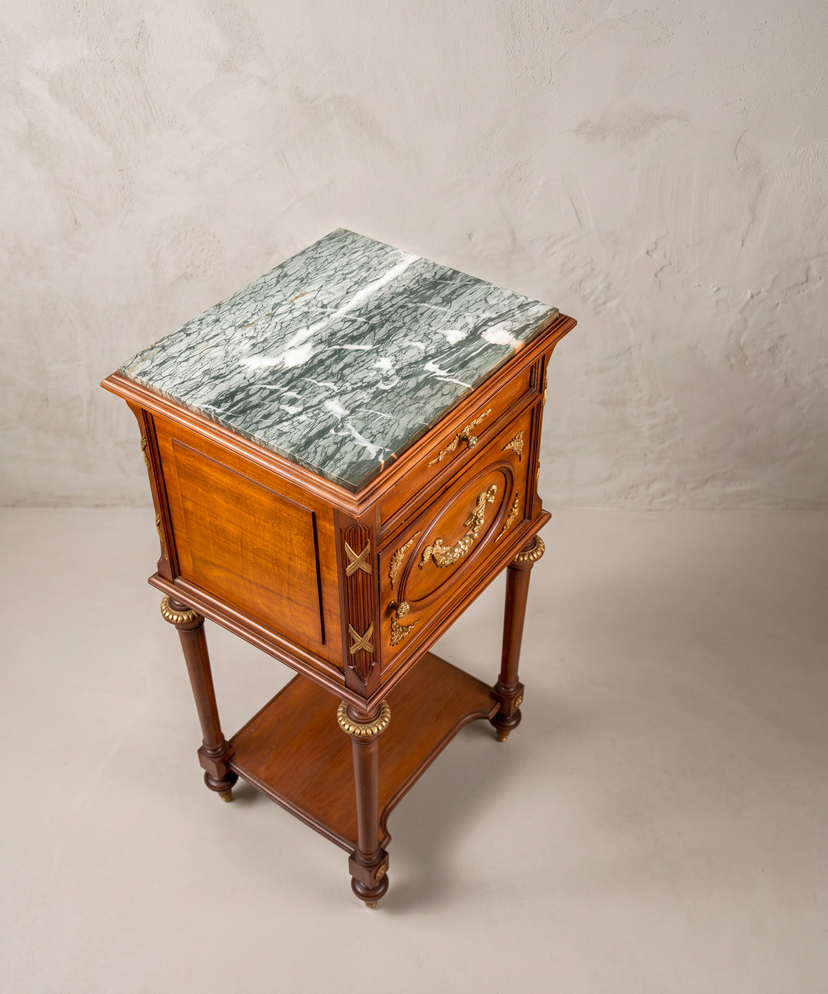 Vista superior tapa de mármol verde veteado, mesita auxiliar caoba vintage — Antique Arte y Decoración