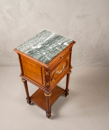 Vista superior tapa de mármol verde veteado, mesita auxiliar caoba vintage — Antique Arte y Decoración