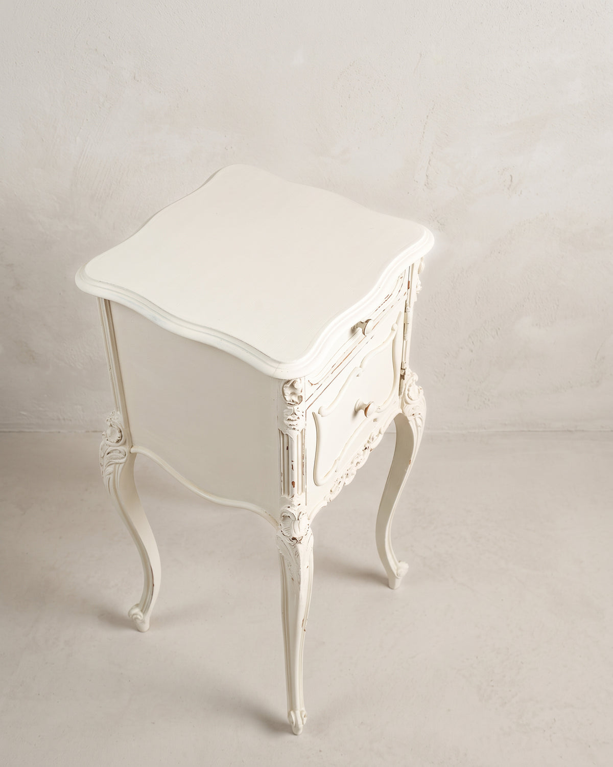 Vista superior mesa auxiliar con tapa de contorno ondulado y canto moldurado en blanco — Antique Arte y Decoración