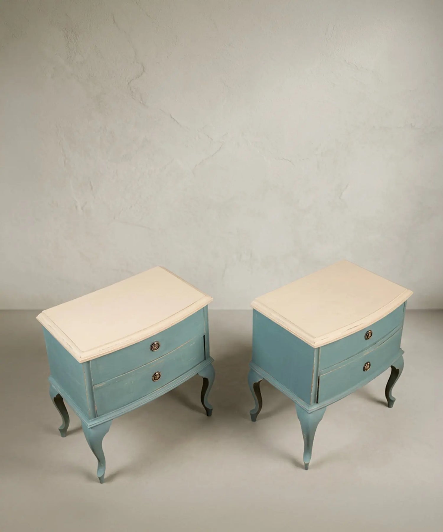 Pareja de mesitas de noche restauradas en azul empolvado y crema