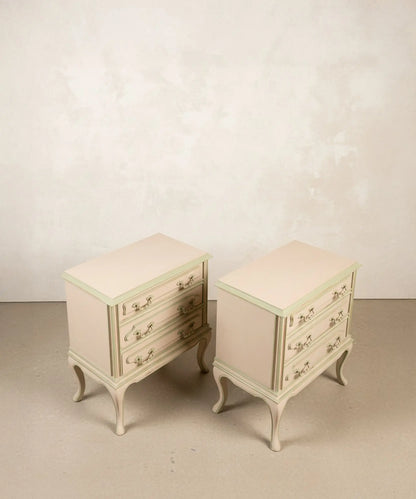 Mesitas de cama antiguas restauradas con los tres cajones abiertos mostrando el interior de madera natural.