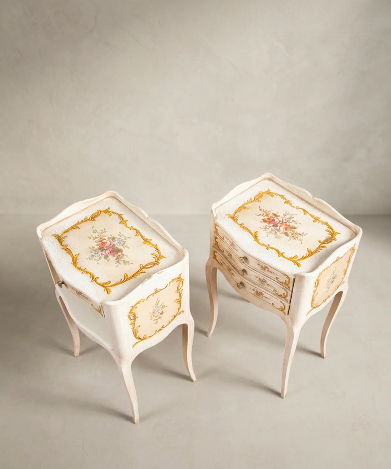 Vista superior mesitas venecianas con tablero floral y filigrana dorada — Antique Arte y Decoración