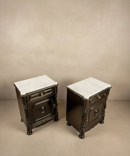 Mesitas de noche situadas junto a una cama con ropa de lino, mostrando su escala y potencial decorativo en un dormitorio real.