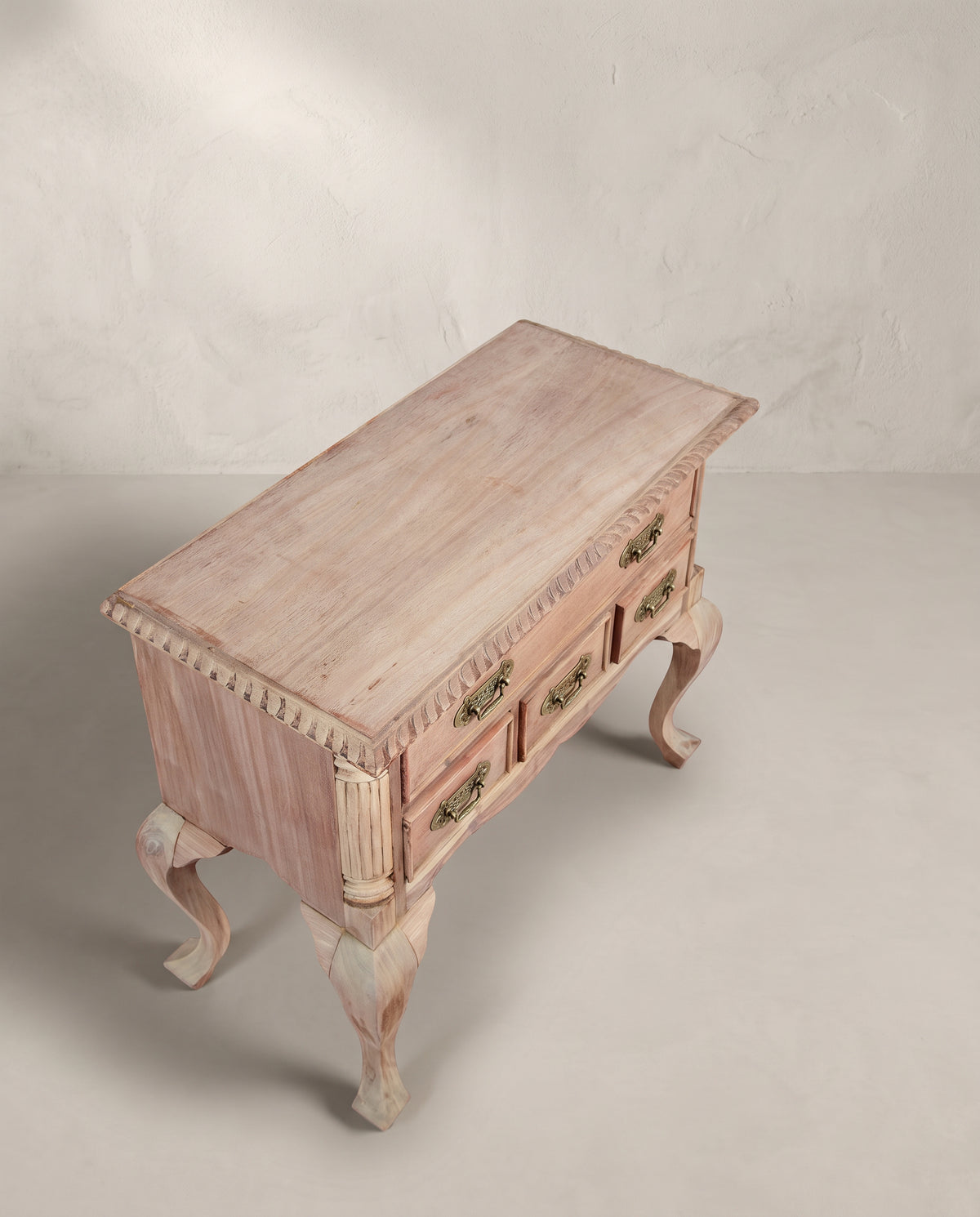 Vista superior cómoda pequeña de madera lavada, tablero con canto gallonado — Antique Arte y Decoración
