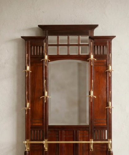 Cuadrícula de pequeños espejos y luna biselada en la parte superior de un perchero clásico.