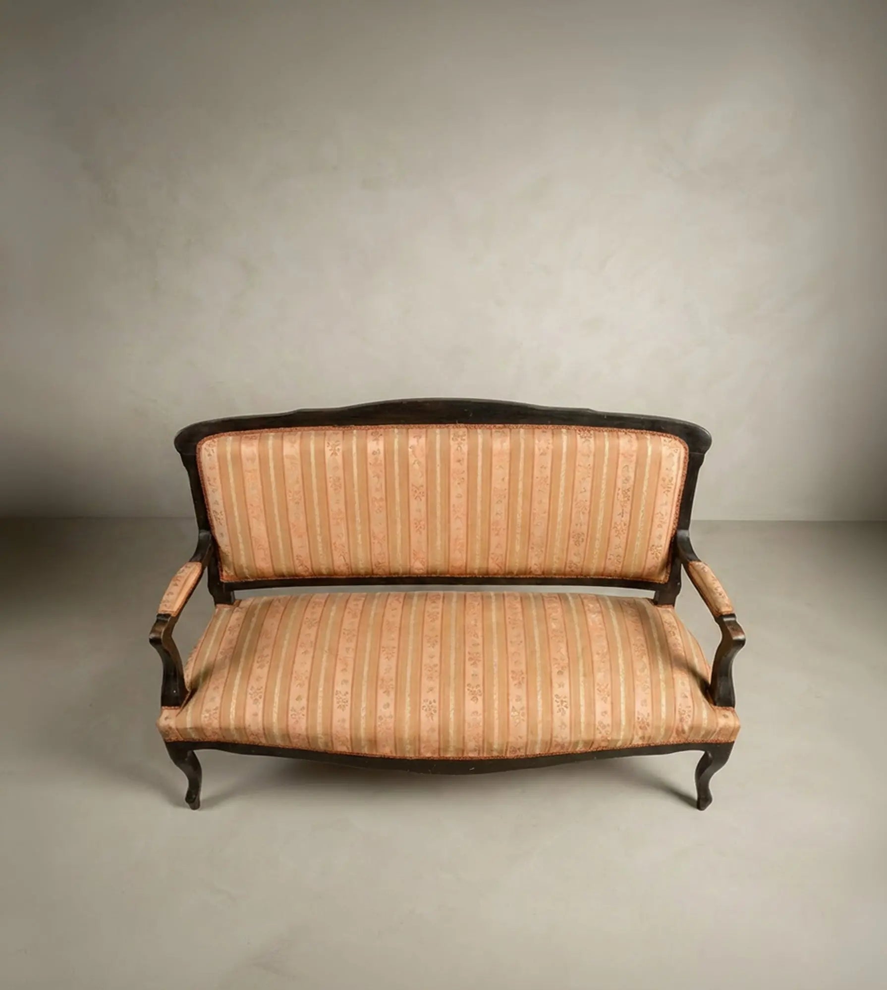 Sofá de dos plaza de estilo isabelino