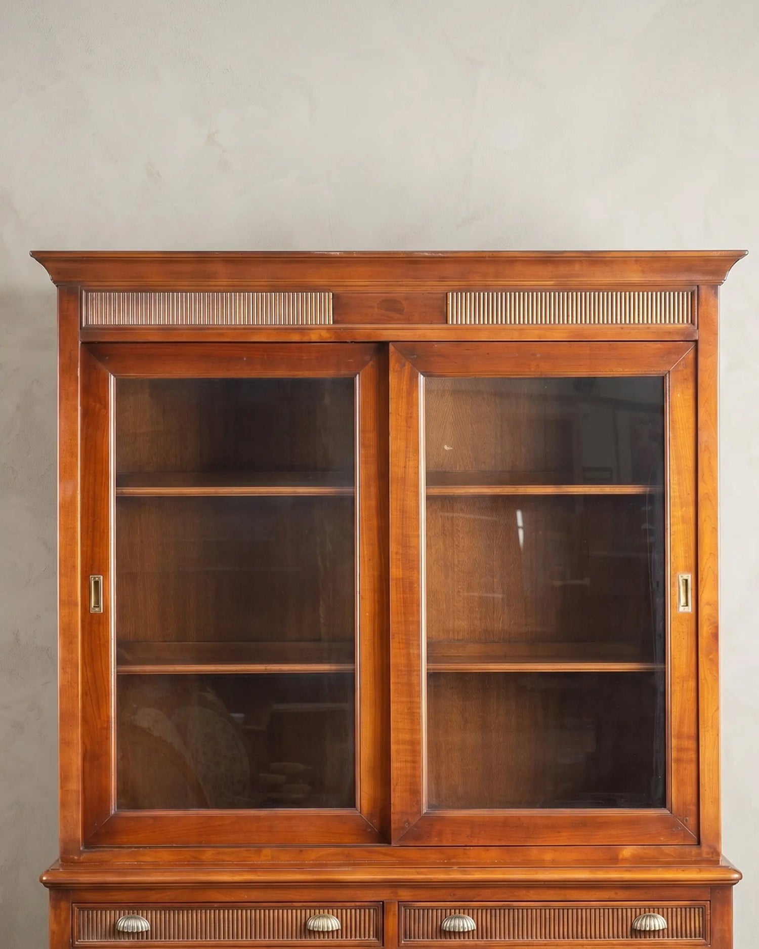 Vitrina Antigua de Cerezo con Puertas Correderas
