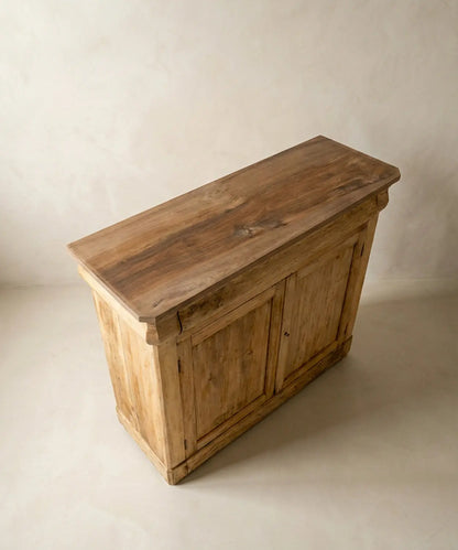 Buffet rústico del siglo XIX en madera natural mostrando la veta lateral y la encimera.