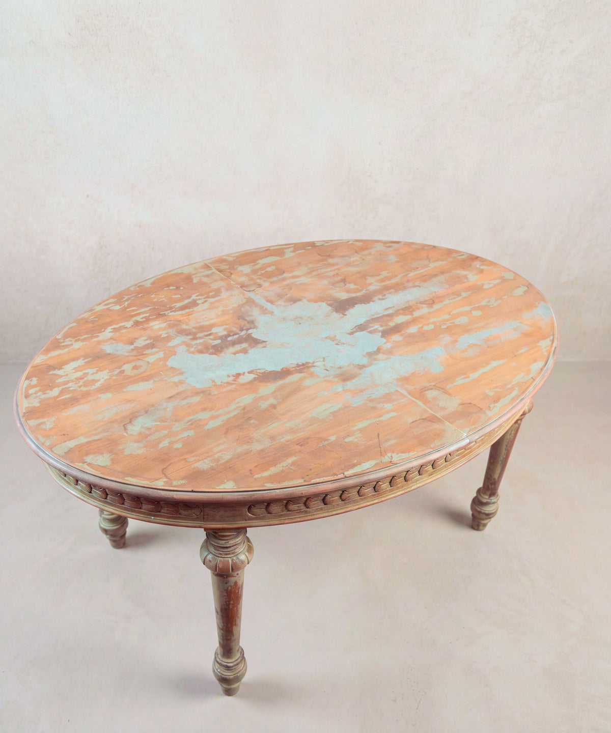 Vista superior mesa de comedor ovalada, tablero decapé con junta central — Antique Arte y Decoración