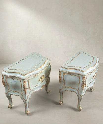 Pareja de mesitas venecianas vista superior mostrando tableros con cartela dorada — Antique Arte y Decoración