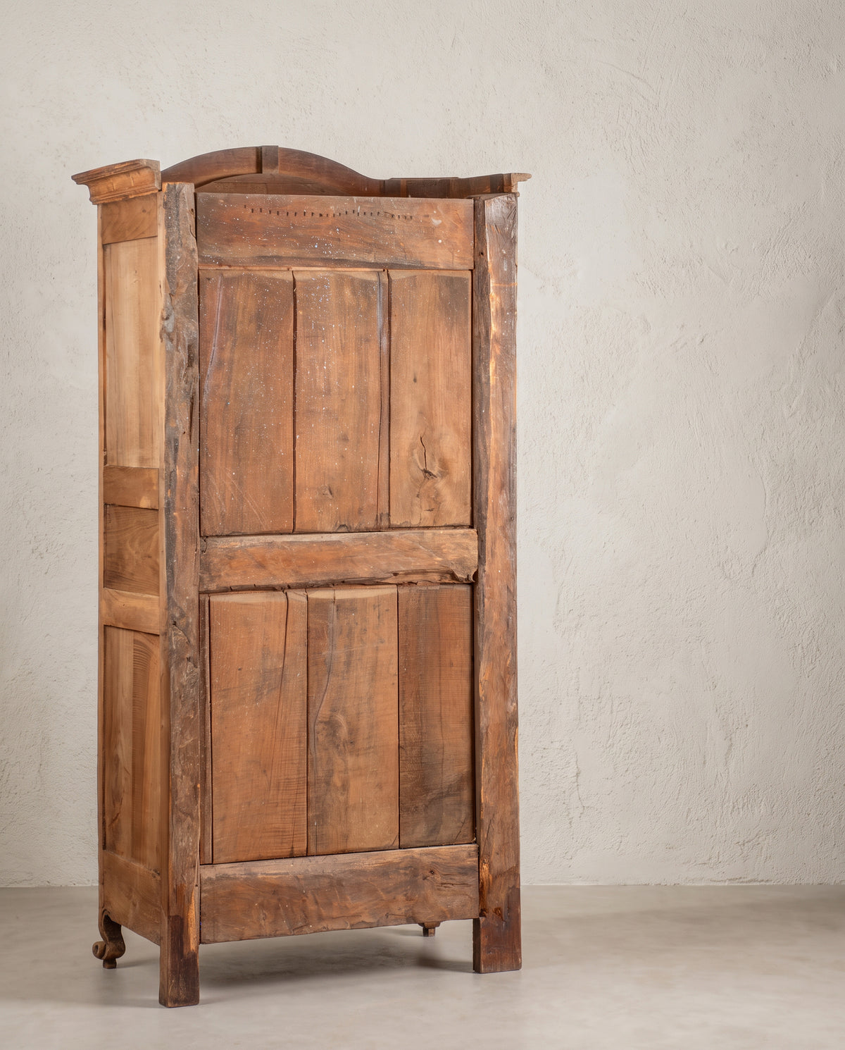 Armario antiguo francés vista trasera con tablas biseladas en bastidor trabajadas a mano — Antique Arte y Decoración