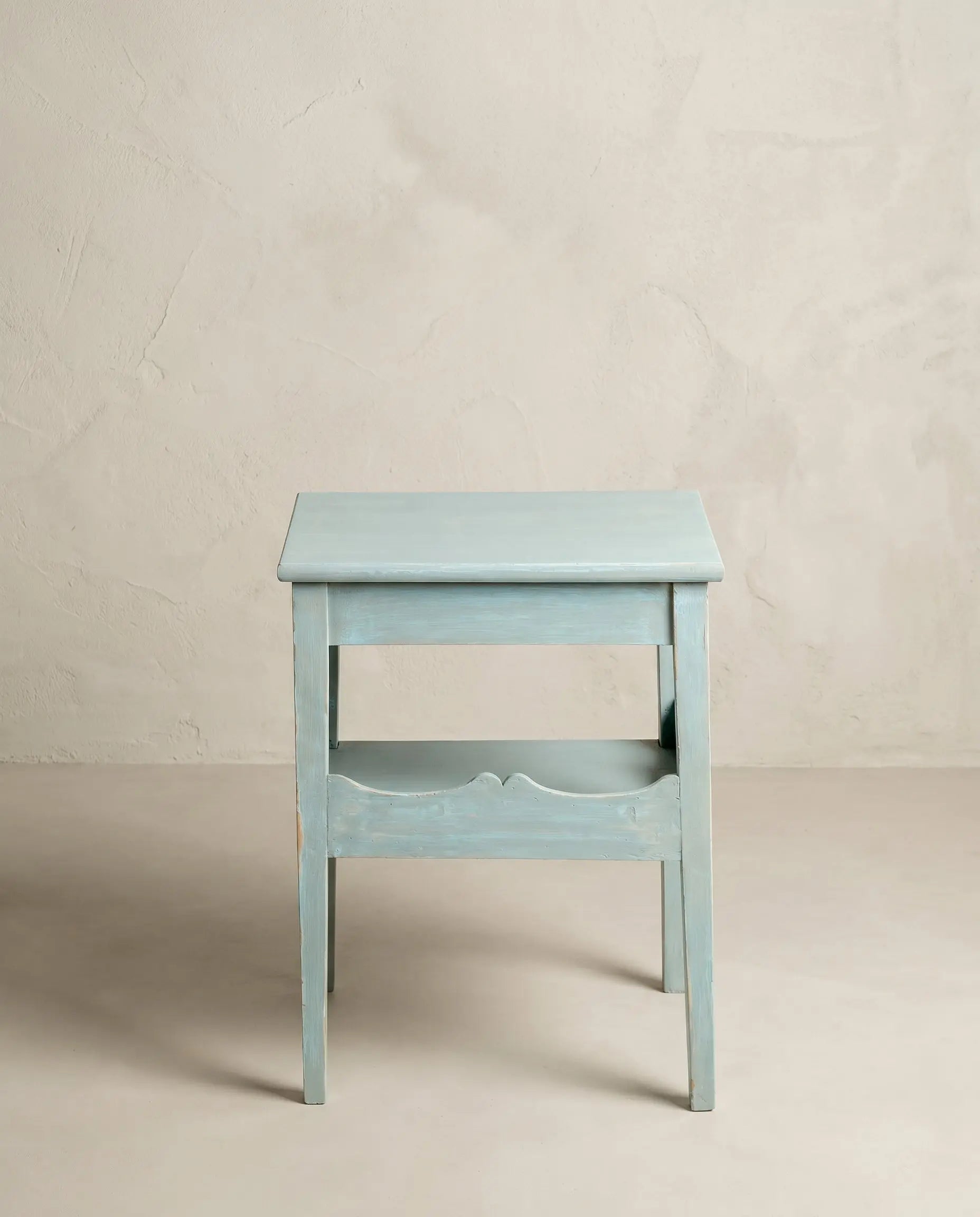 Mesa auxiliar francesa azul cielo decapé vista trasera mostrando estructura y patas en estípite — Antique Arte y Decoración