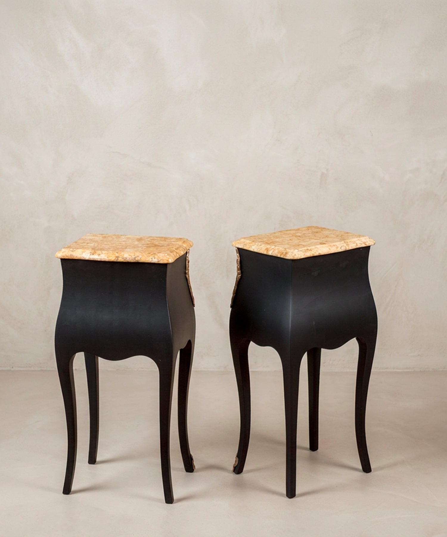Mesitas de noche Luis XV vista trasera con tapa de mármol moldurada — Antique Arte y Decoración