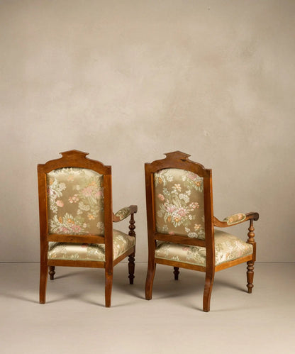 Vista posterior de la estructura de madera y tapizado de la pareja de sillones de época.