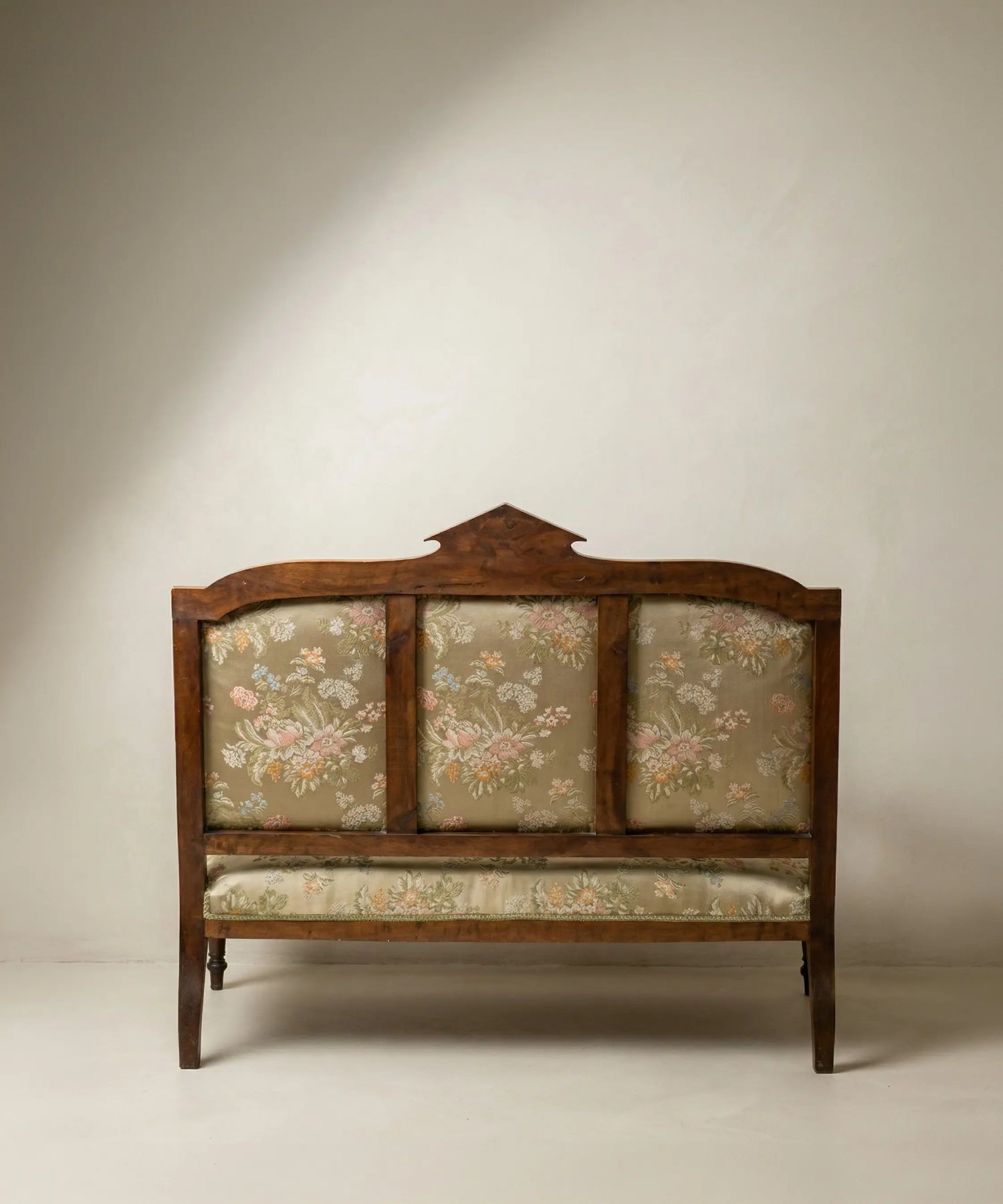 Sofá Canapé Isabelino en Nogal y Damasco Verde