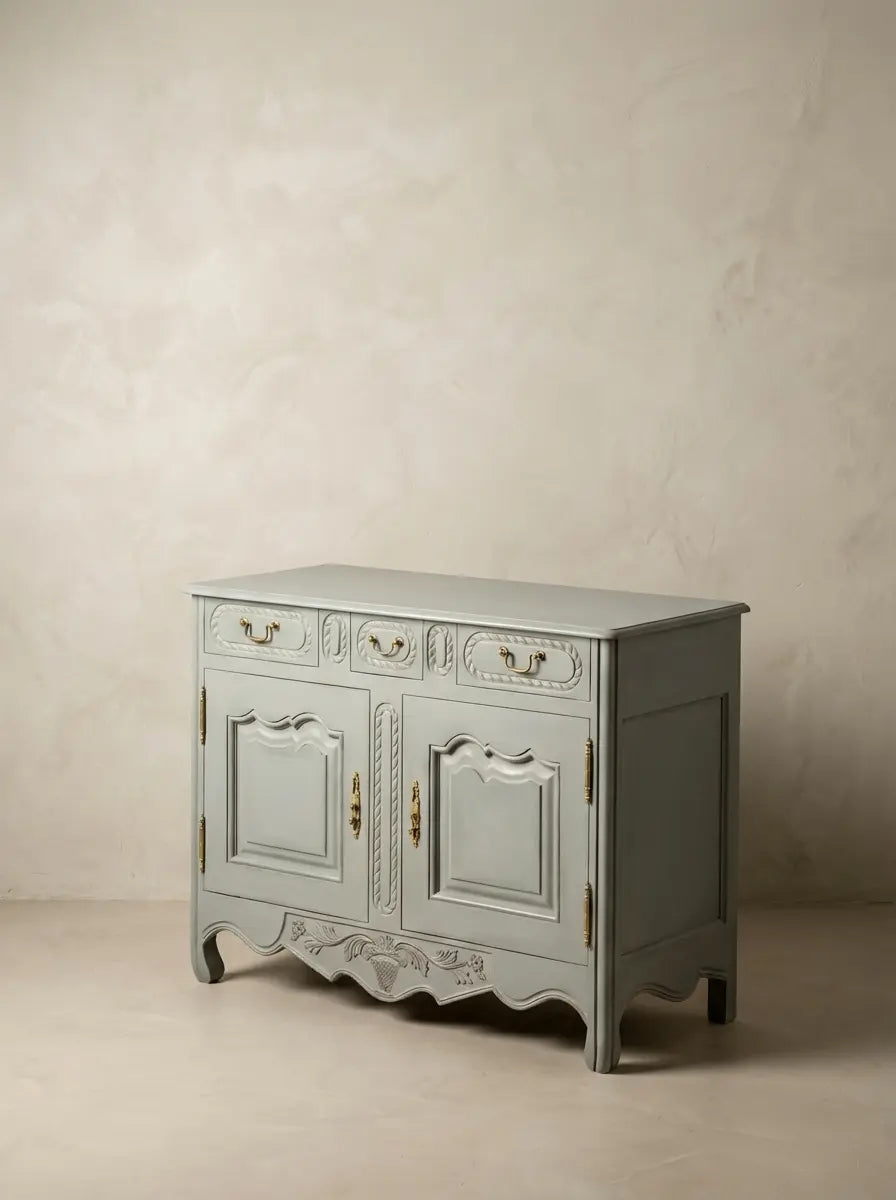 Aparador de estilo provenzal francés en color azul bruma con tallas florales y herrajes de latón.