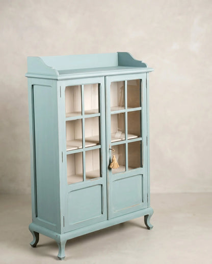 Vitrina antigua lacada en azul cielo con dos puertas acristaladas vista frontal — Antique Arte y Decoración