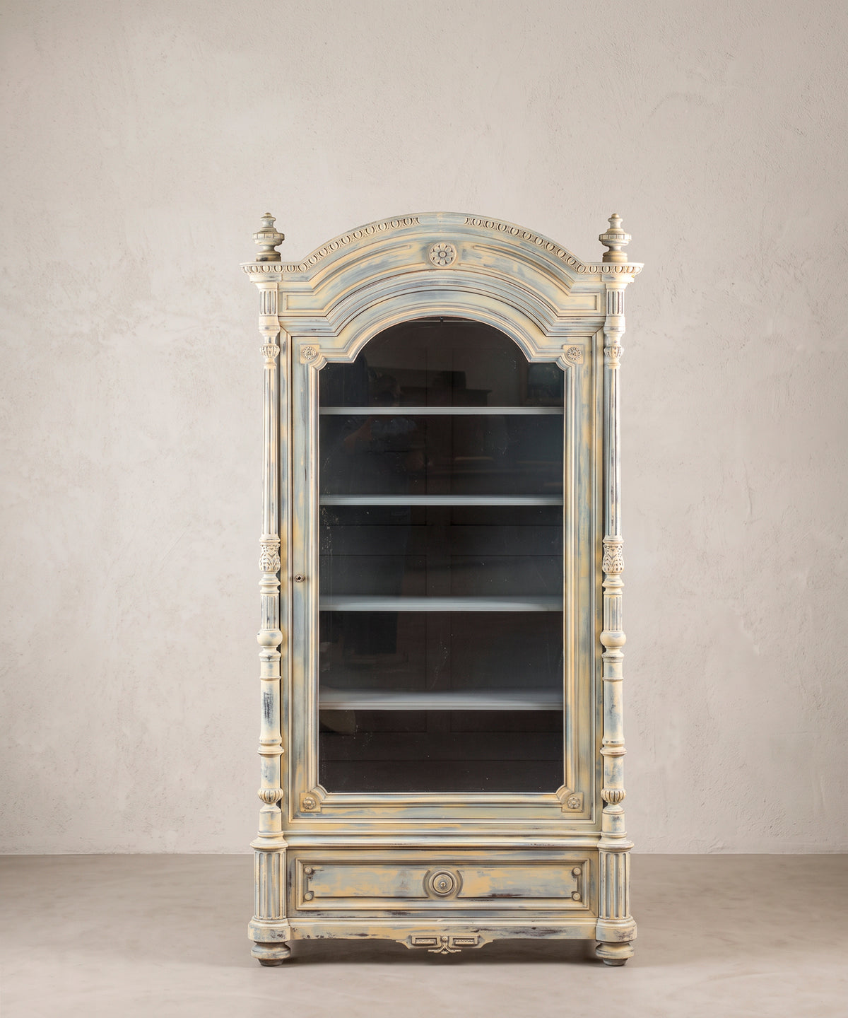 Vitrina antigua alfonsina pintada a mano en azul y beige vista frontal — Antique Arte y Decoración