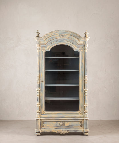 Vitrina antigua alfonsina pintada a mano en azul y beige vista frontal — Antique Arte y Decoración