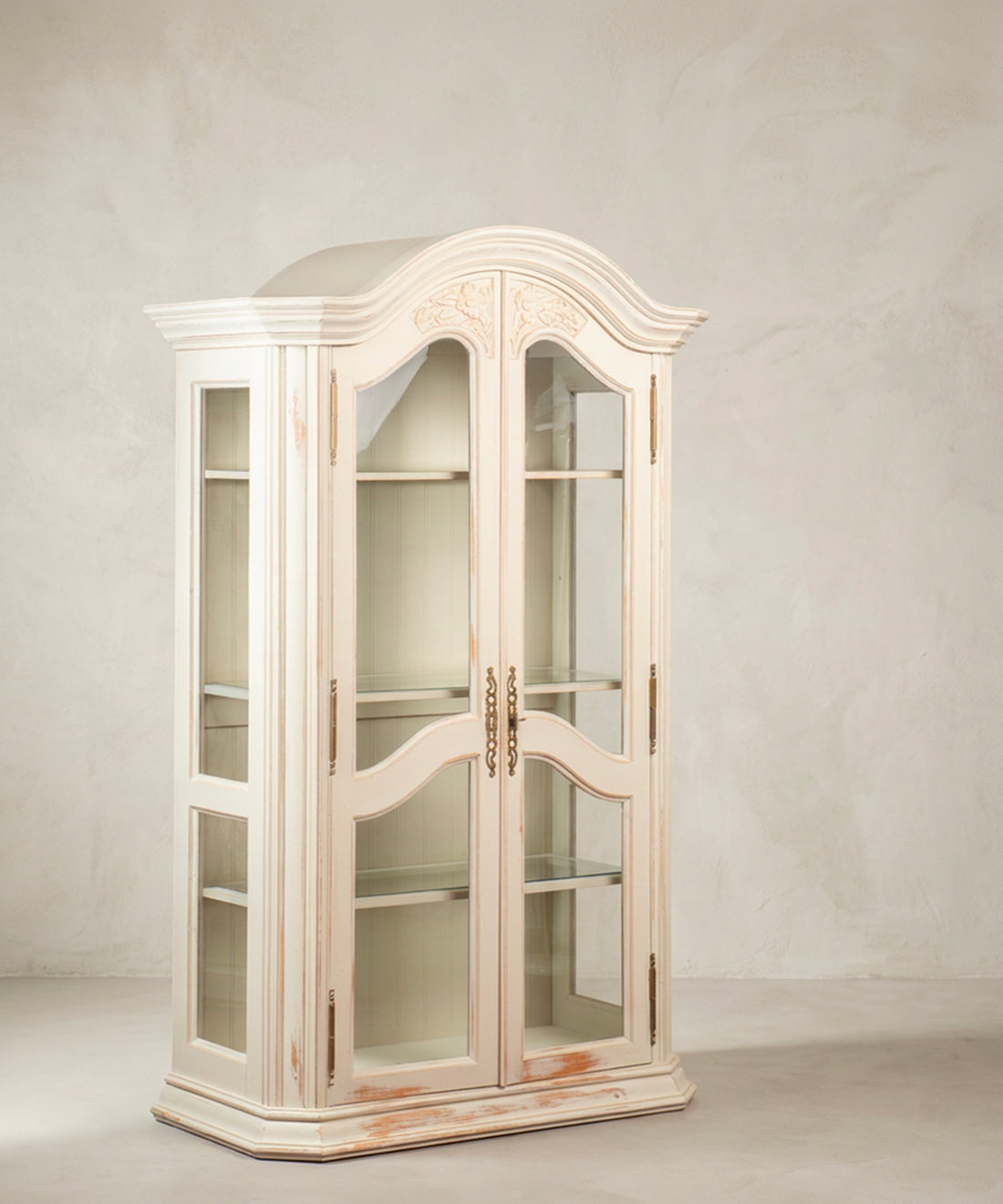 Vitrina alta de 210 cm con copete curvo y zócalo desgastado — Antique Arte y Decoración