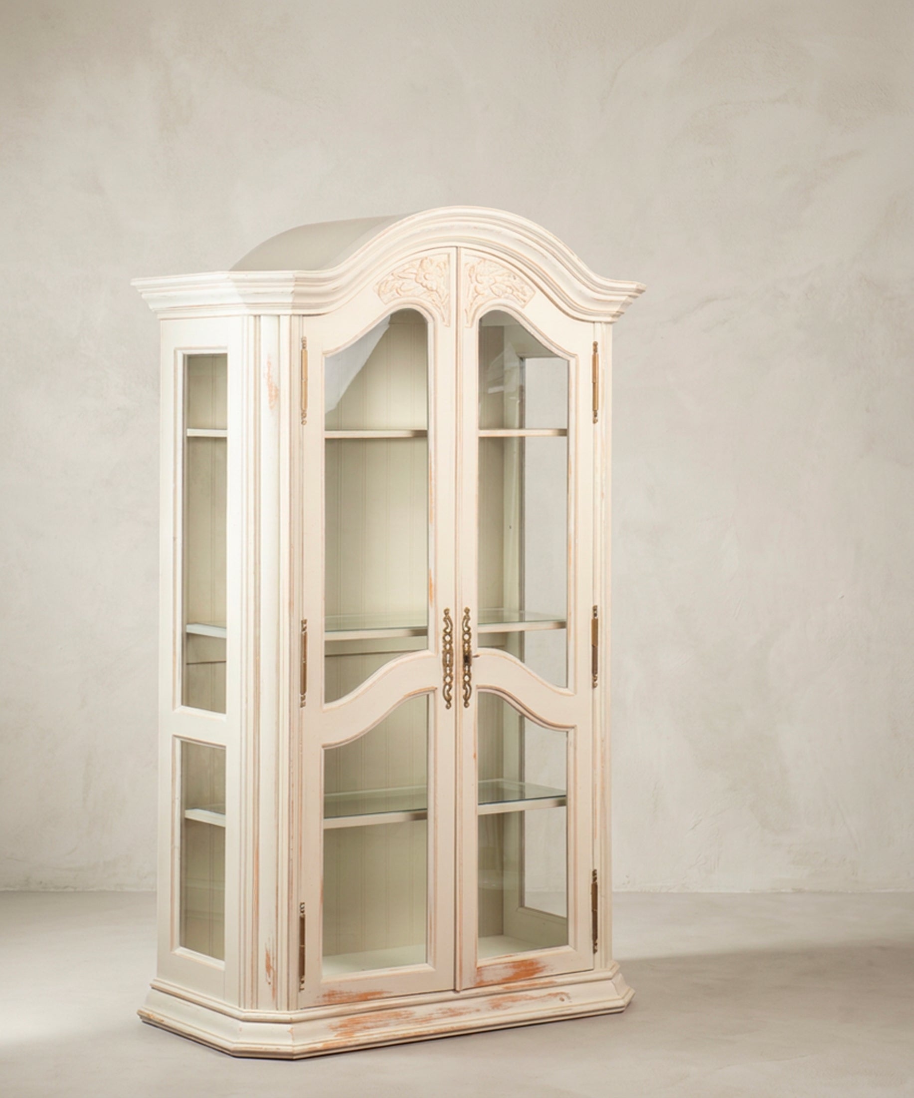 Vitrina alta de 210 cm con copete curvo y zócalo desgastado — Antique Arte y Decoración