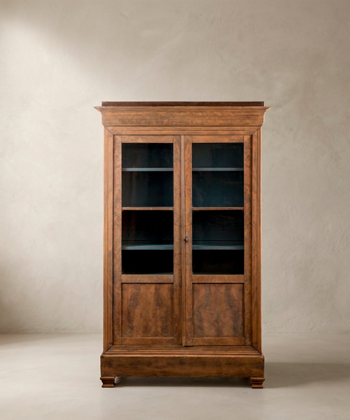Vitrina Antigua de Caoba Flameada | Estilo Luis Felipe con Interior Azul