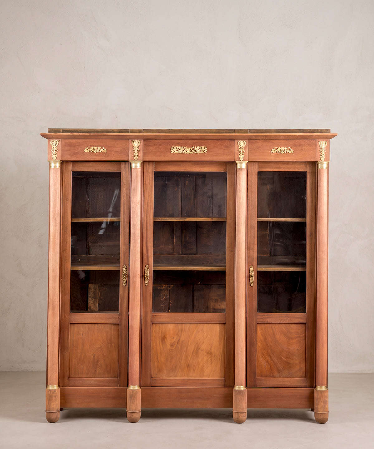 Vitrina antigua de caoba estilo Imperio con bronces dorados vista frontal — Antique Arte y Decoración