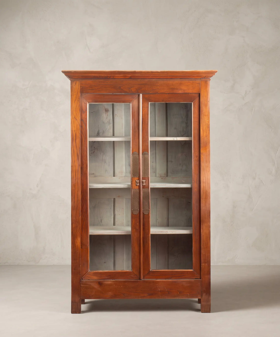 Vitrina vintage de madera con interior blanco azulado vista frontal — Antique Arte y Decoración