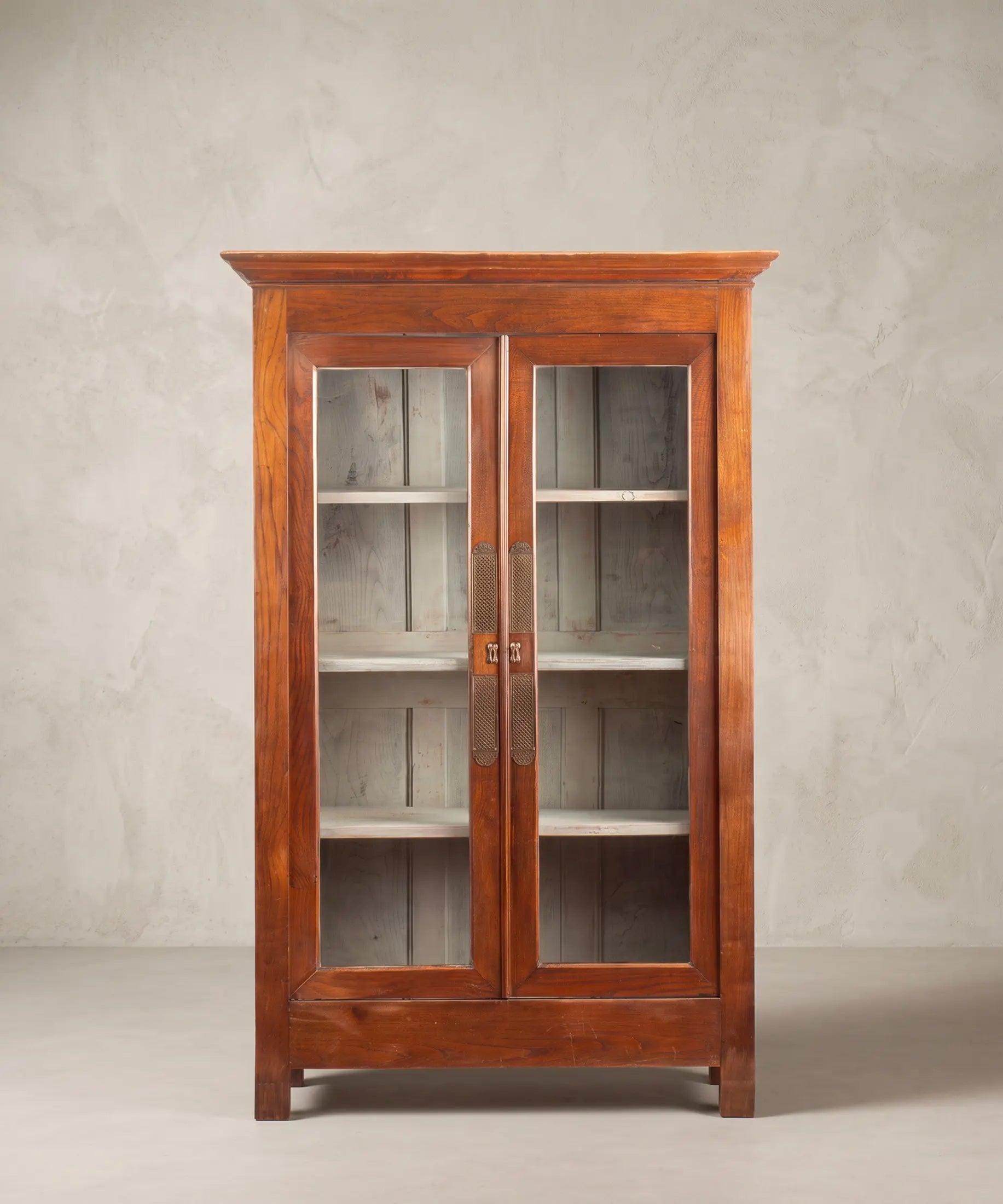 Vitrina vintage de madera con interior blanco azulado vista frontal — Antique Arte y Decoración
