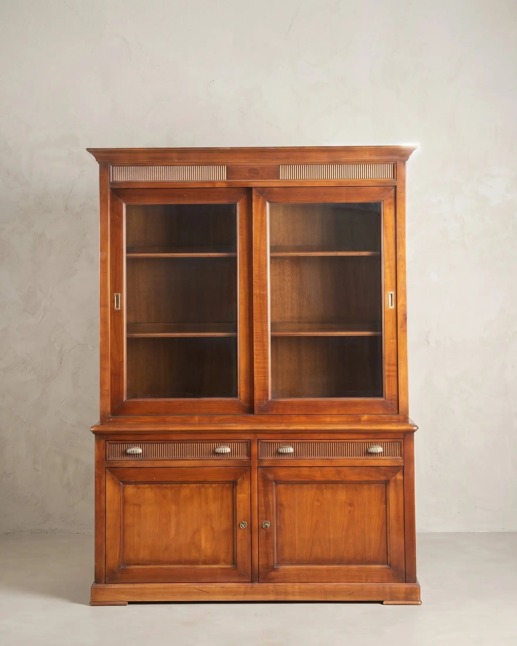 Vitrina Antigua de Cerezo con Puertas Correderas