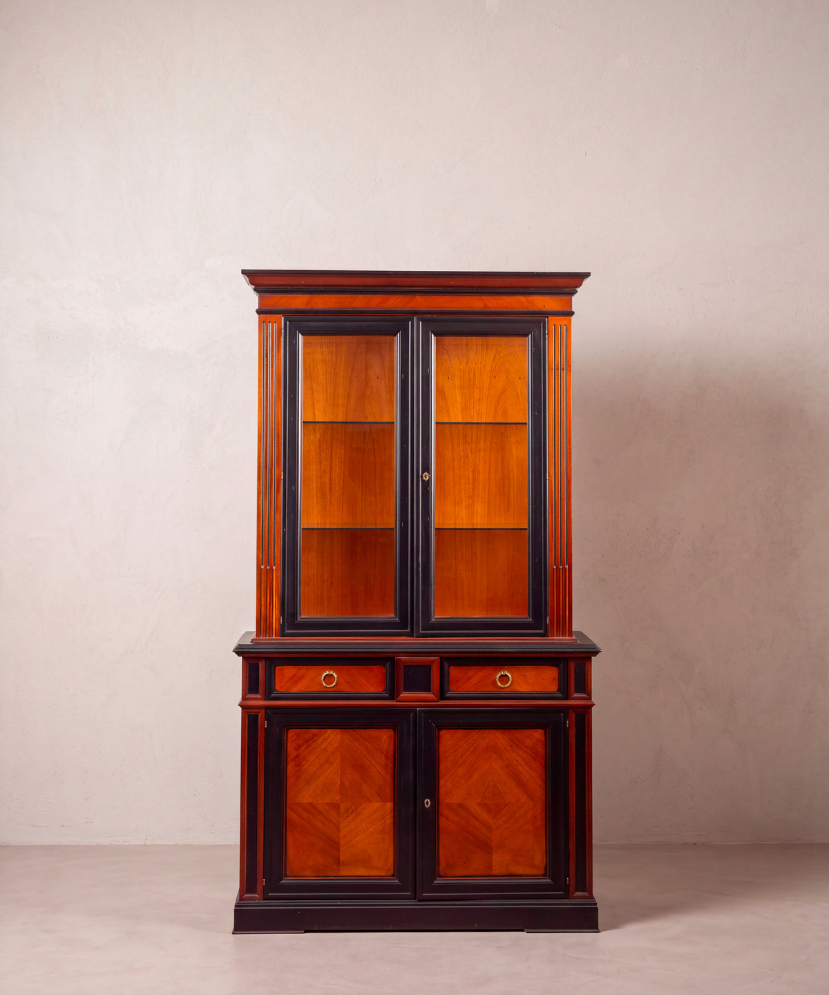 Vitrina vintage de caoba con marcos pintados a mano en negro vista frontal — Antique Arte y Decoración