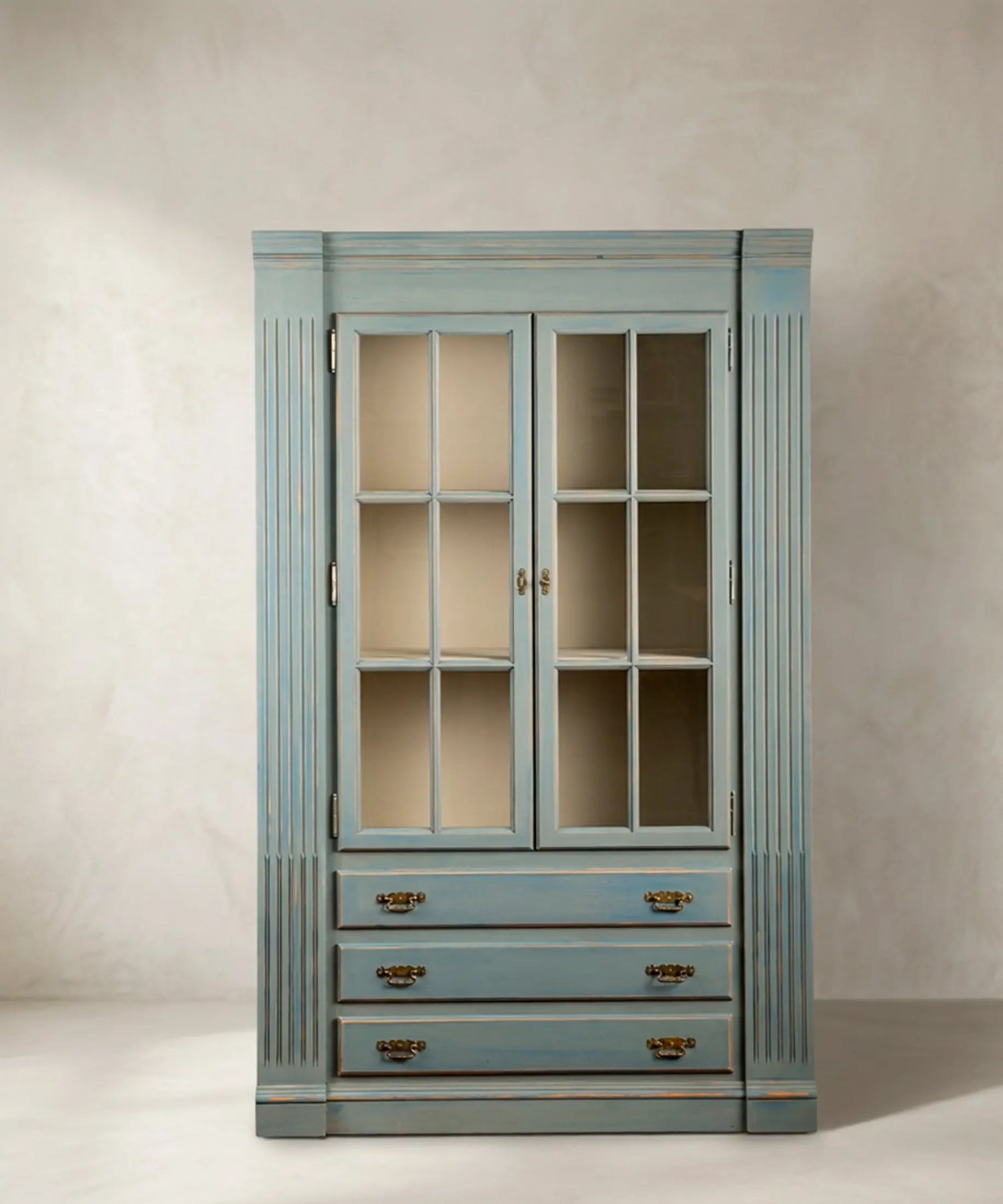Vitrina vintage de pino macizo pintada a mano azul decapé vista frontal — Antique Arte y Decoración