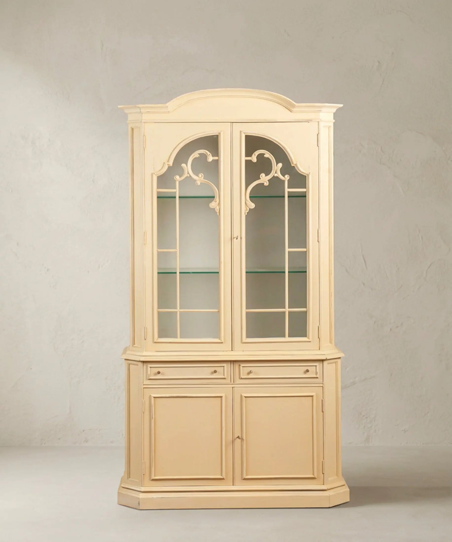 Vitrina vintage de dos cuerpos en amarillo decapado con puertas de cristal vista frontal — Antique Arte y Decoración