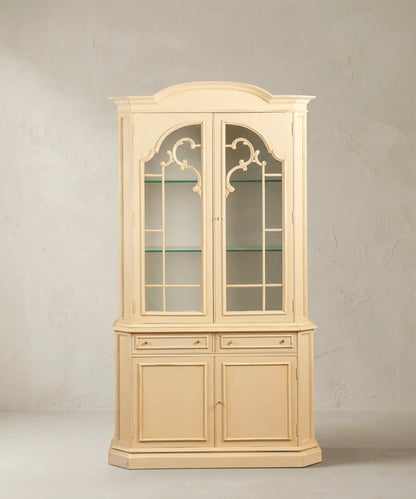 Vitrina vintage de dos cuerpos en amarillo decapado con puertas de cristal vista frontal — Antique Arte y Decoración