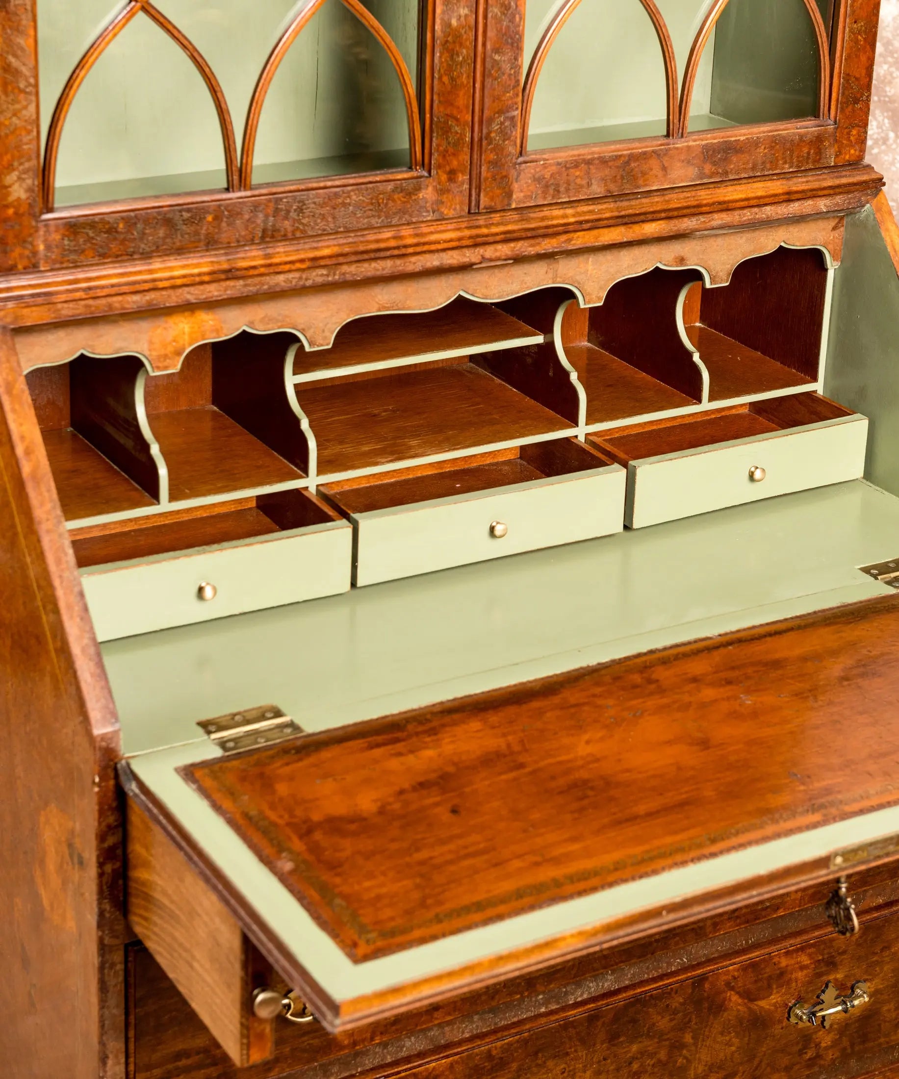 Mueble vitrina con escritorio secretaire de estilo Inglés en madera de caoba