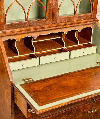Mueble vitrina con escritorio secretaire de estilo Inglés en madera de caoba