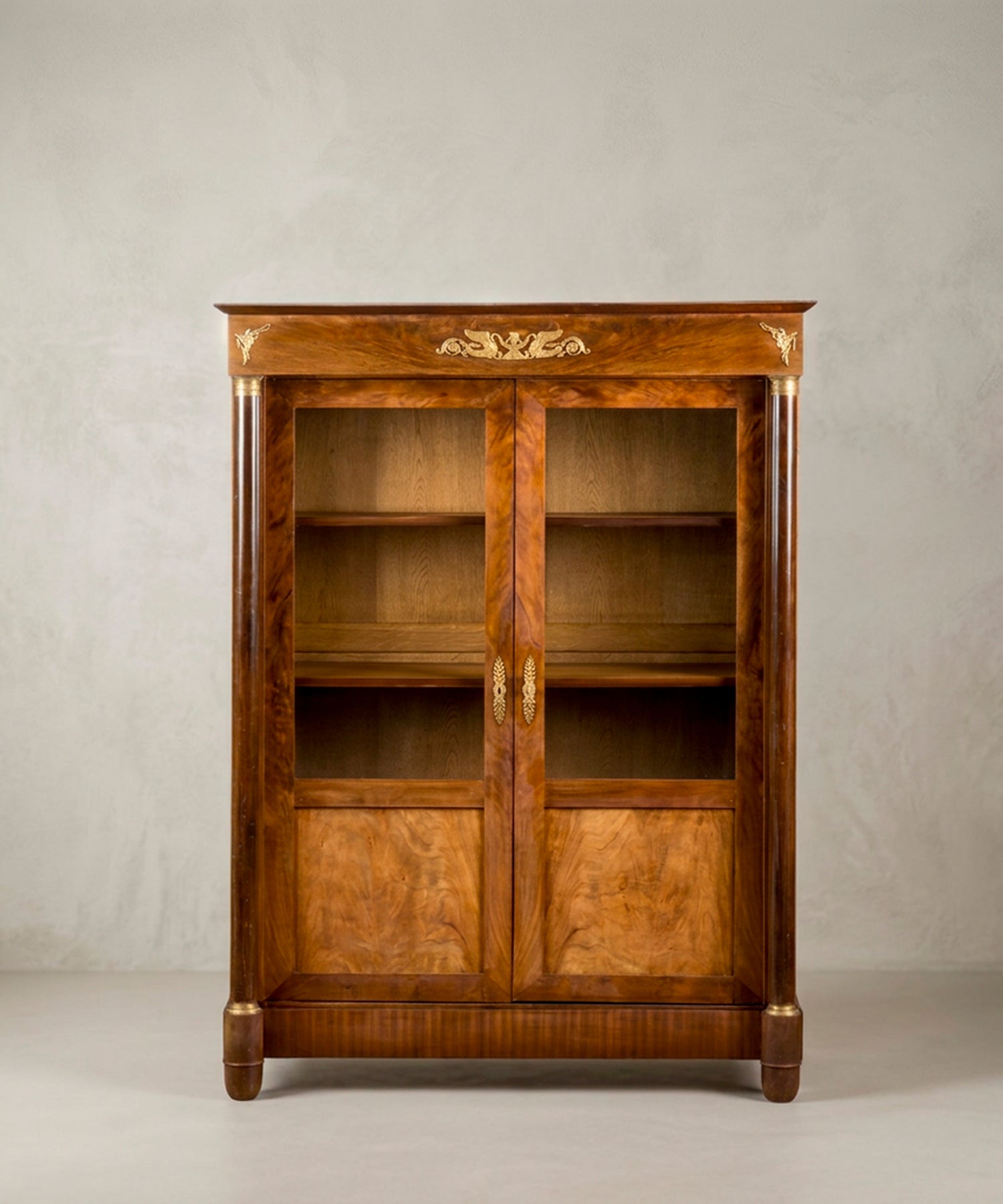 Vitrina estilo Imperio en caoba flameada con bronces dorados vista frontal — Antique Arte y Decoración