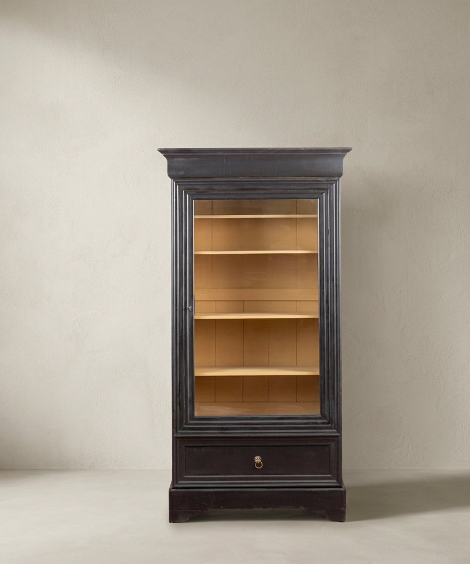 Vitrina Inglesa Antigua en Negro y Crema | Puerta de Cristal
