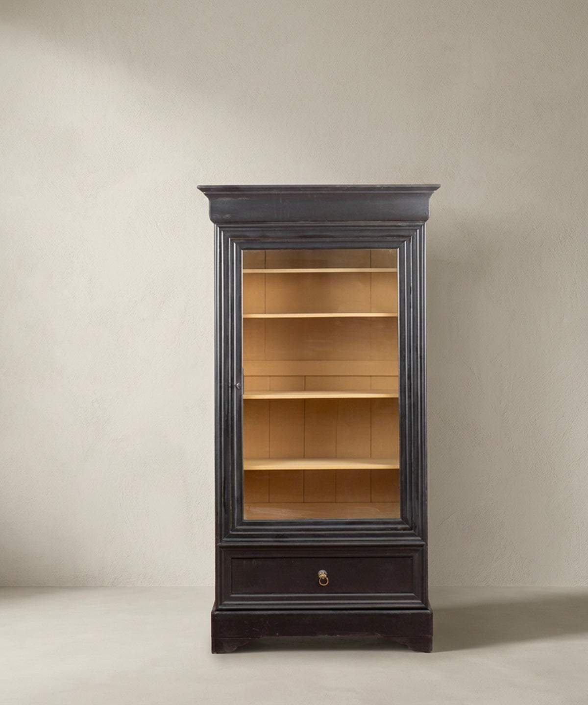 Vitrina Inglesa Antigua en Negro y Crema | Puerta de Cristal