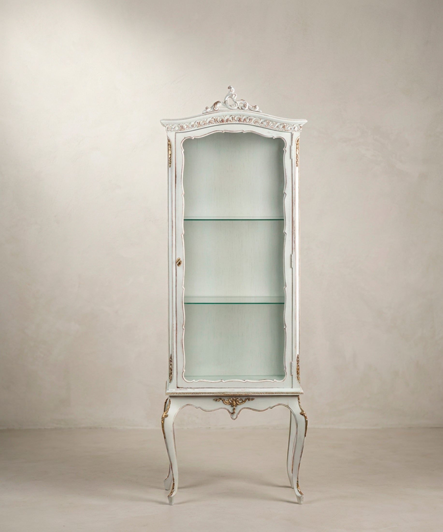 Vitrina Luis XV en Azul Claro Decapado | Cristal y Detalles Dorados