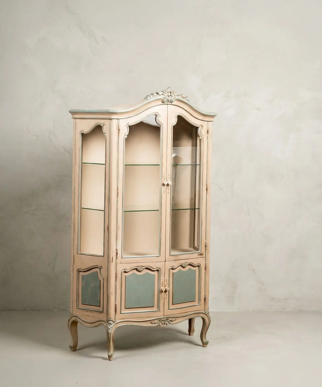 vista lateral 
Gran vitrina vintage de madera estilo Luis XV pintada en beige y verde salvia decapé.