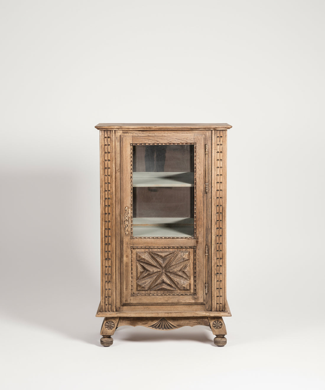 Vitrina de madera tallada