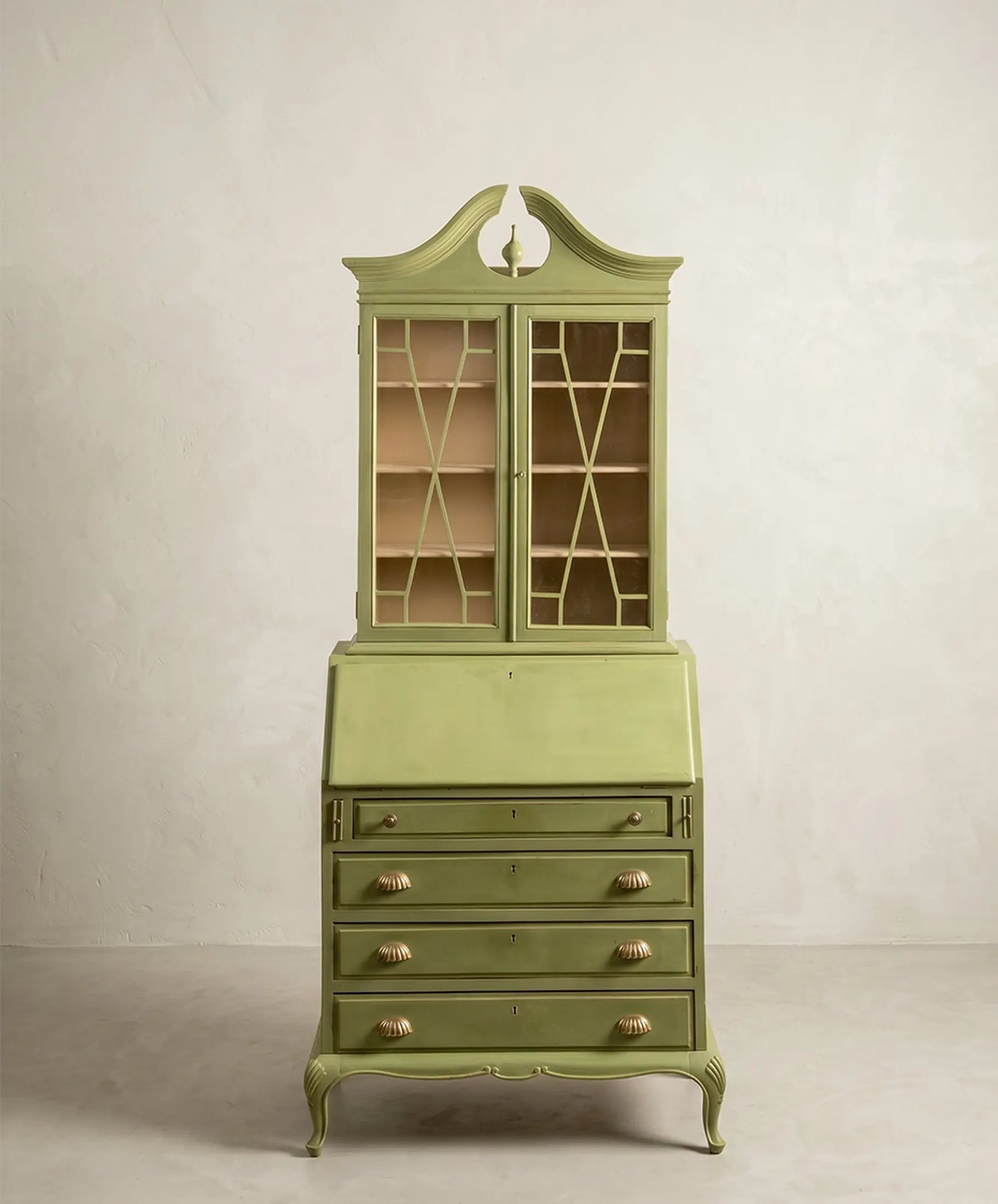 Mueble clásico inglés vitrina y cómoda pintado en verde decapé con cristales de palillería.
