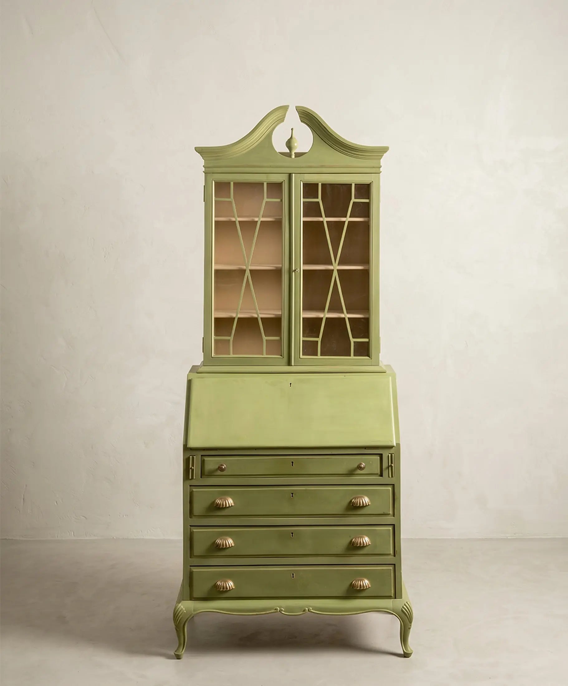 Mueble clásico inglés vitrina y cómoda pintado en verde decapé con cristales de palillería.