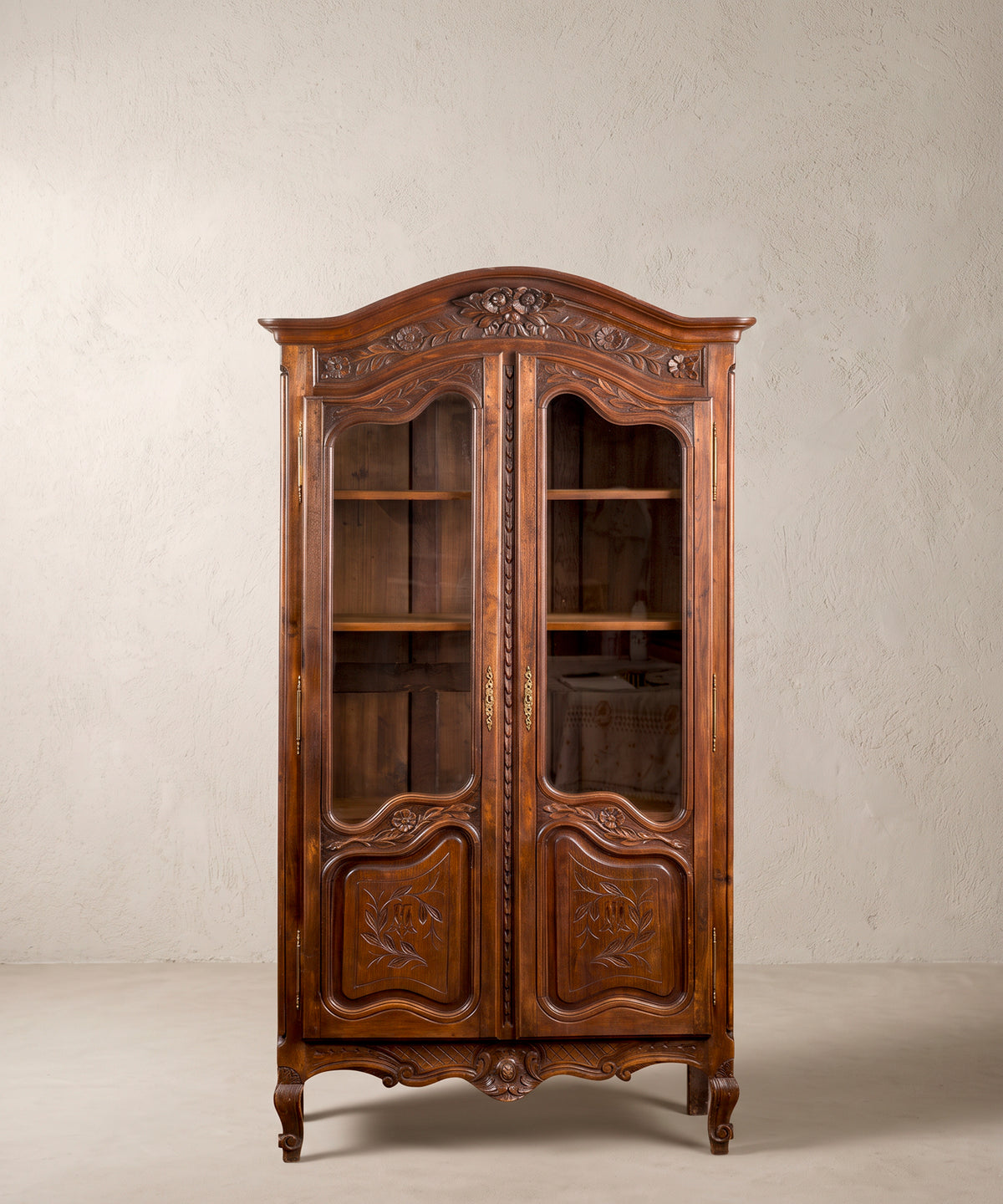 Vitrina vintage francesa de roble tallado estilo Luis XV vista frontal — Antique Arte y Decoración