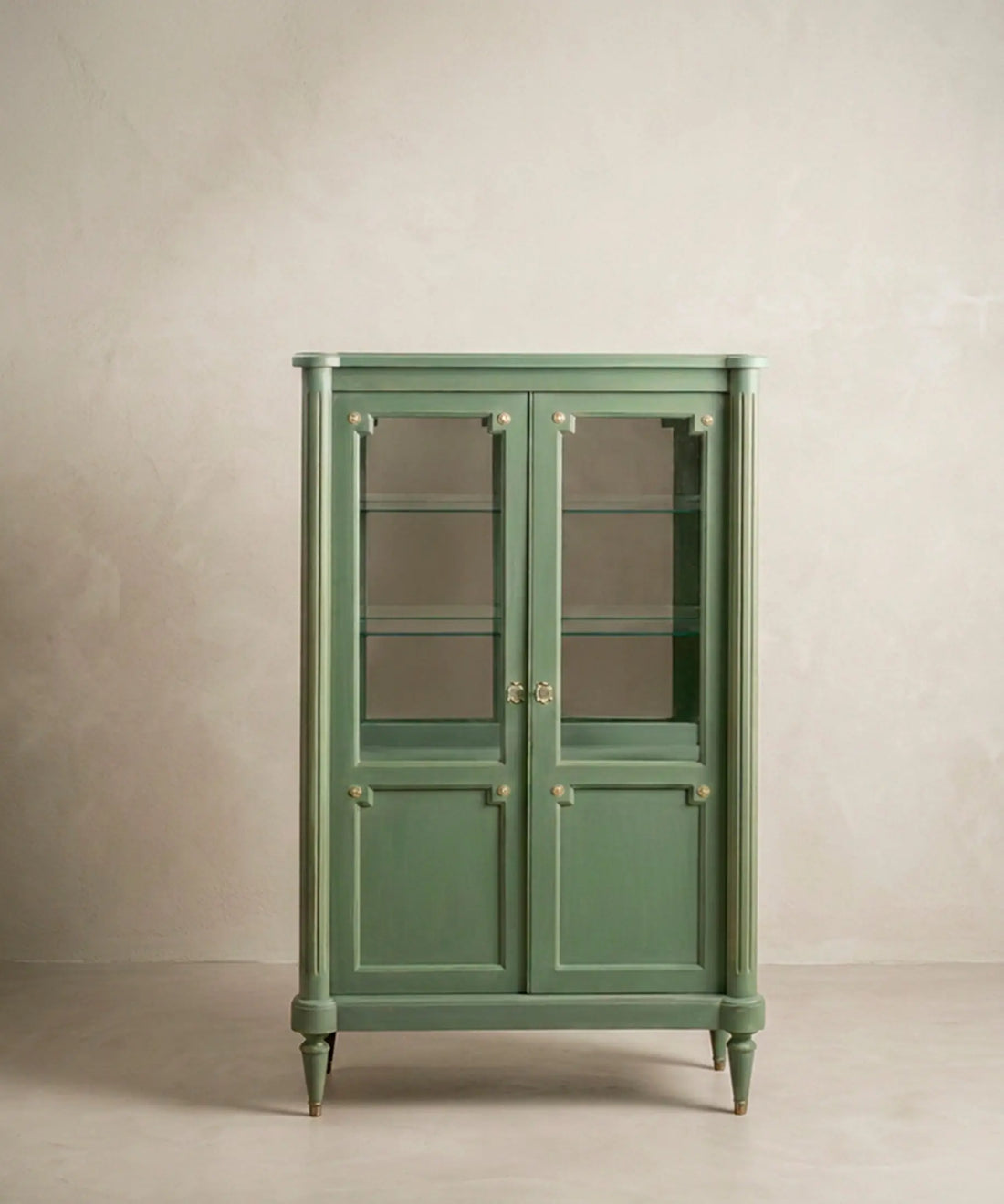 Vitrina vintage verde salvia estilo Luis XVI vista frontal completa — Antique Arte y Decoración